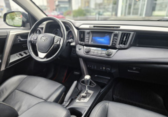 Подержанный автомобиль Toyota RAV4 2017 года (13 фото)