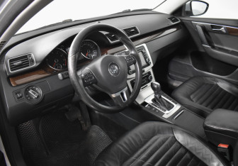 Подержанный автомобиль Volkswagen Passat Sedan 2011 года (9 фото)