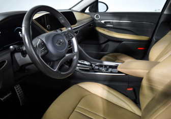 Подержанный автомобиль Hyundai Sonata 2021 года (9 фото)