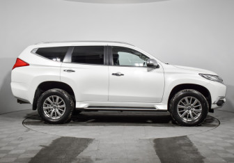 Подержанный автомобиль Mitsubishi Pajero Sport 2019 года (4 фото)