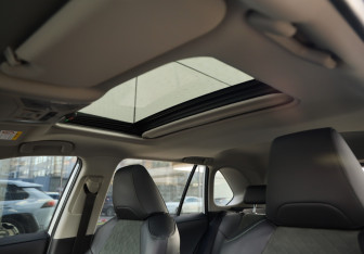 Подержанный автомобиль Toyota RAV4 2022 года (19 фото)