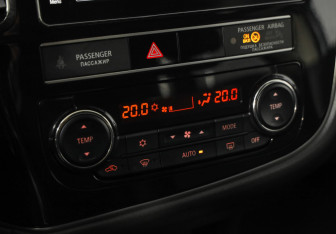 Подержанный автомобиль Mitsubishi Outlander 2019 года (16 фото)