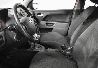 Подержанный автомобиль Ford Fiesta Hatchback 2007 года (10 фото)