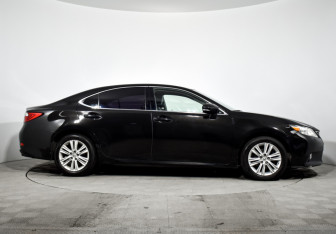 Подержанный автомобиль Lexus ES 2012 года (4 фото)