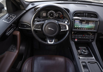 Подержанный автомобиль Jaguar F-Pace 2017 года (11 фото)