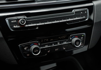 Подержанный автомобиль BMW X1 2016 года (21 фото)