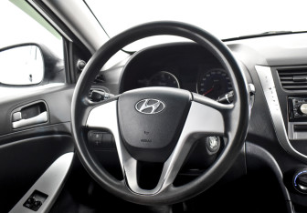 Подержанный автомобиль Hyundai Solaris Sedan 2012 года (14 фото)