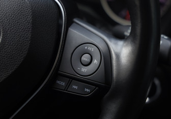Подержанный автомобиль Toyota RAV4 2022 года (13 фото)