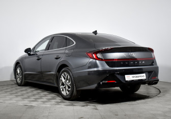 Подержанный автомобиль Hyundai Sonata 2021 года (7 фото)