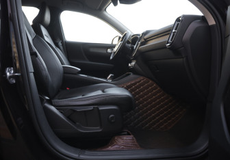 Подержанный автомобиль Volvo XC40 2019 года (25 фото)