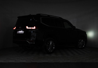 Подержанный автомобиль Toyota Land Cruiser Suv 2021 года (35 фото)