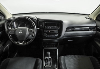 Подержанный автомобиль Mitsubishi Outlander 2020 года (10 фото)