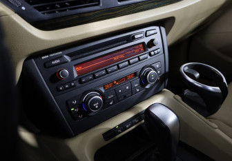 Подержанный автомобиль BMW X1 2011 года (21 фото)