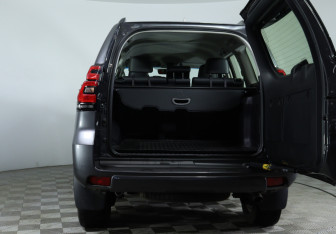 Подержанный автомобиль Toyota Land Cruiser Prado 2019 года (7 фото)