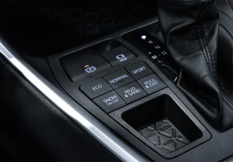 Подержанный автомобиль Toyota RAV4 2022 года (19 фото)