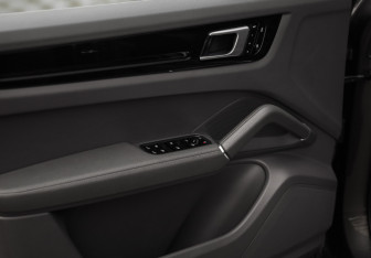Подержанный автомобиль Porsche Cayenne 2020 года (24 фото)