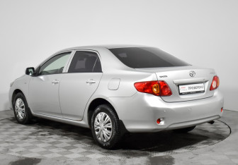 Подержанный автомобиль Toyota Corolla Sedan 2007 года (7 фото)