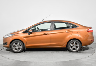 Подержанный автомобиль Ford Fiesta Sedan 2016 года (8 фото)