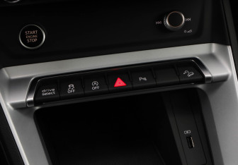 Подержанный автомобиль Audi Q3 2020 года (19 фото)