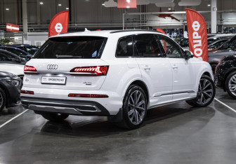 Подержанный автомобиль Audi Q7 2021 года (7 фото)
