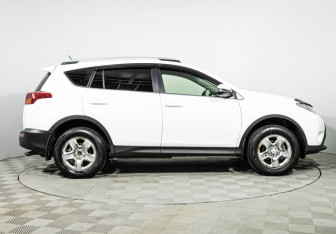 Подержанный автомобиль Toyota RAV4 2014 года (4 фото)