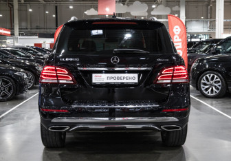 Подержанный автомобиль Mercedes-Benz GLE 2016 года (10 фото)