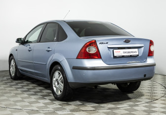Подержанный автомобиль Ford Focus Sedan 2006 года (7 фото)