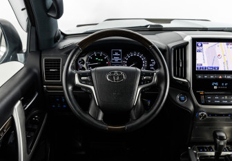 Подержанный автомобиль Toyota Land Cruiser Suv 2020 года (14 фото)