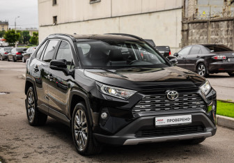 Подержанный автомобиль Toyota RAV4 2022 года (5 фото)