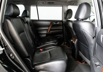Подержанный автомобиль Toyota Highlander 2012 года (20 фото)