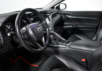 Подержанный автомобиль Toyota Camry Sedan 2018 года (9 фото)