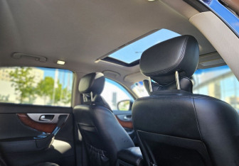 Подержанный автомобиль Infiniti QX70 2014 года (14 фото)