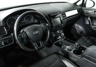 Подержанный автомобиль Volkswagen Touareg 2011 года (11 фото)