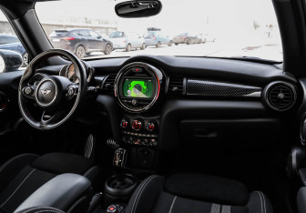 Подержанный автомобиль MINI Hatch 2020 года (11 фото)