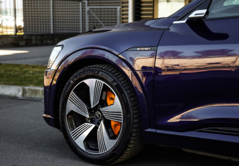 Подержанный автомобиль Audi e-tron 2021 года (9 фото)