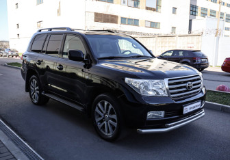Подержанный автомобиль Toyota Land Cruiser Suv 2008 года (3 фото)