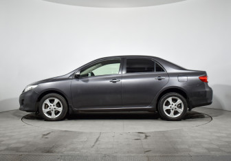 Подержанный автомобиль Toyota Corolla Sedan 2011 года (8 фото)