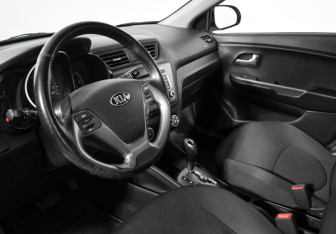 Подержанный автомобиль Kia Rio Sedan 2016 года (9 фото)