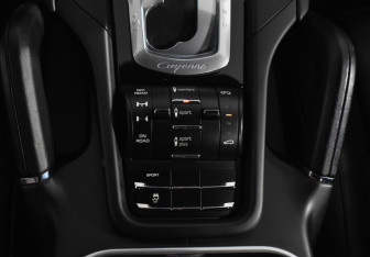Подержанный автомобиль Porsche Cayenne 2015 года (17 фото)
