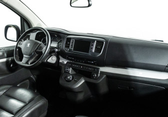 Подержанный автомобиль Peugeot Traveller 2018 года (9 фото)