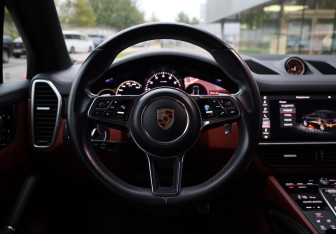 Подержанный автомобиль Porsche Cayenne 2019 года (10 фото)