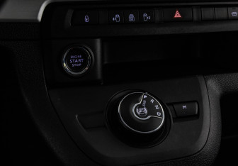 Подержанный автомобиль Peugeot Traveller 2020 года (14 фото)