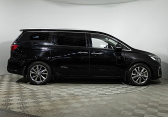 Подержанный автомобиль Kia Carnival 2018 года (4 фото)
