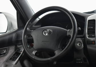 Подержанный автомобиль Toyota Land Cruiser Prado 2002 года (14 фото)