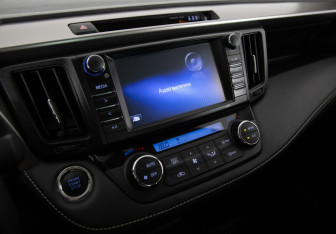 Подержанный автомобиль Toyota RAV4 2017 года (15 фото)