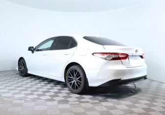 Подержанный автомобиль Toyota Camry Sedan 2021 года (8 фото)