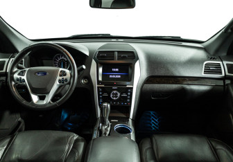 Подержанный автомобиль Ford Explorer 2014 года (13 фото)