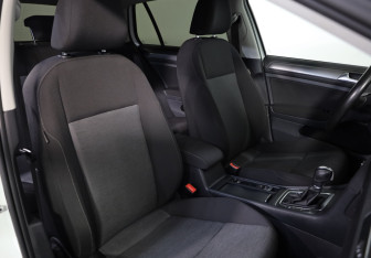 Подержанный автомобиль Volkswagen Golf Hatchback 2013 года (18 фото)