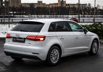 Подержанный автомобиль Audi A3 Hatchback 2017 года (5 фото)