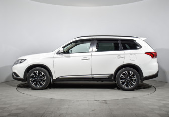 Подержанный автомобиль Mitsubishi Outlander 2021 года (8 фото)